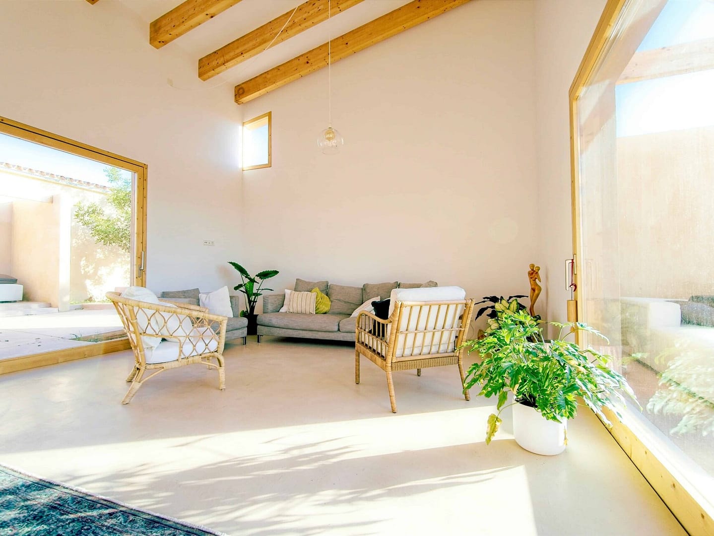 Privater Retreat-Raum in der Natur — das Setting, das transpersonaler Therapie ermöglicht, ihre volle Tiefe zu erreichen